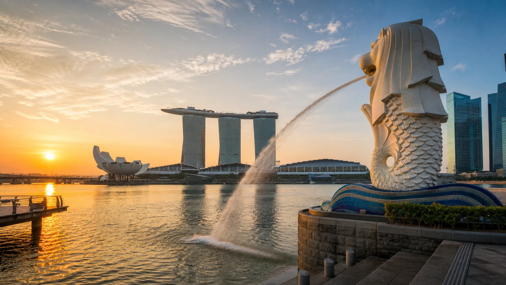 Merlion and Marina Bay skyline in Singapore