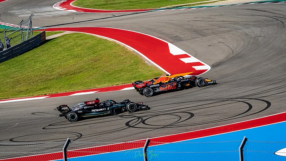 Formula 1 cars battling through a corner at Circuit of The Americas during the 2021 United States Grand Prix
